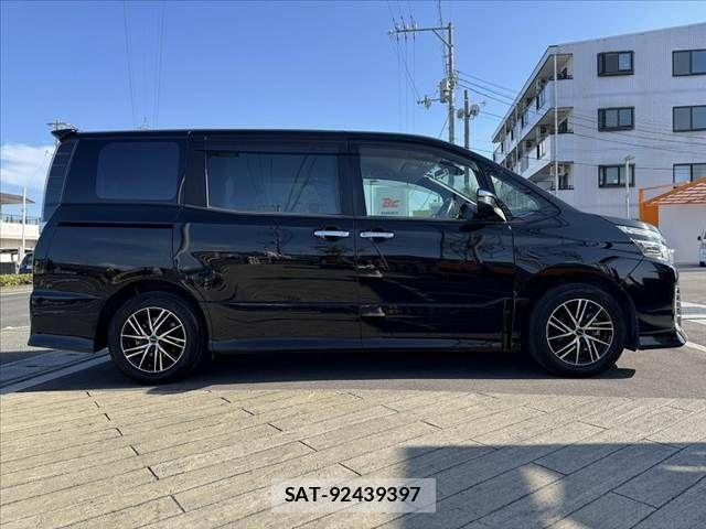 Toyota VOXY 2016-05 8247125-11