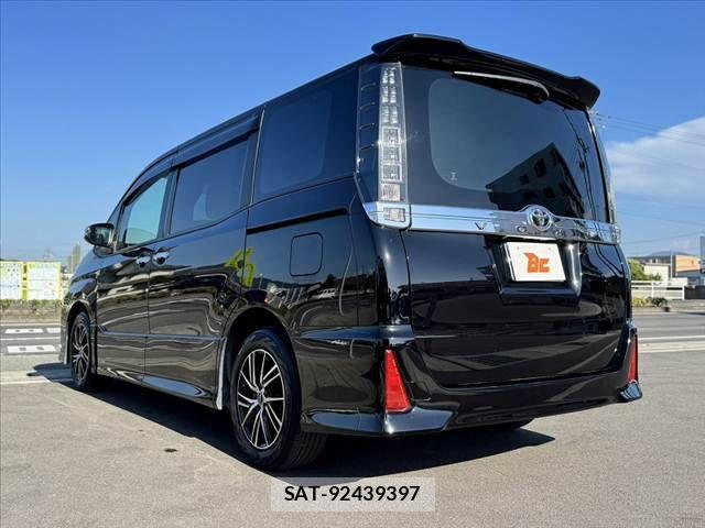 Toyota VOXY 2016-05 8247125-12
