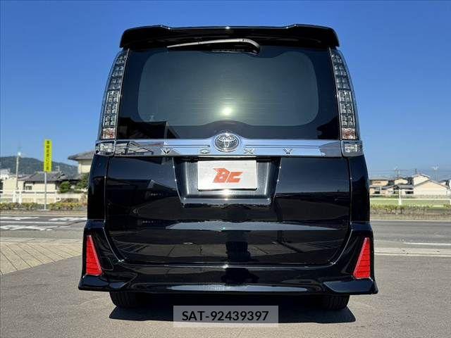 Toyota VOXY 2016-05 8247125-13