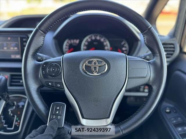 Toyota VOXY 2016-05 8247125-20