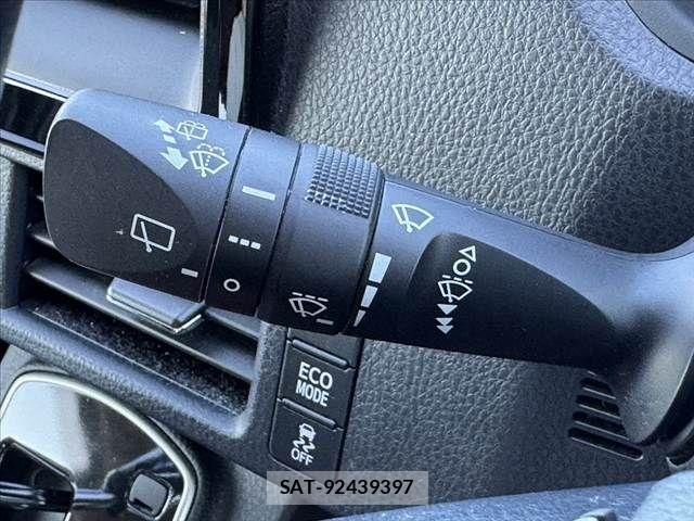 Toyota VOXY 2016-05 8247125-24
