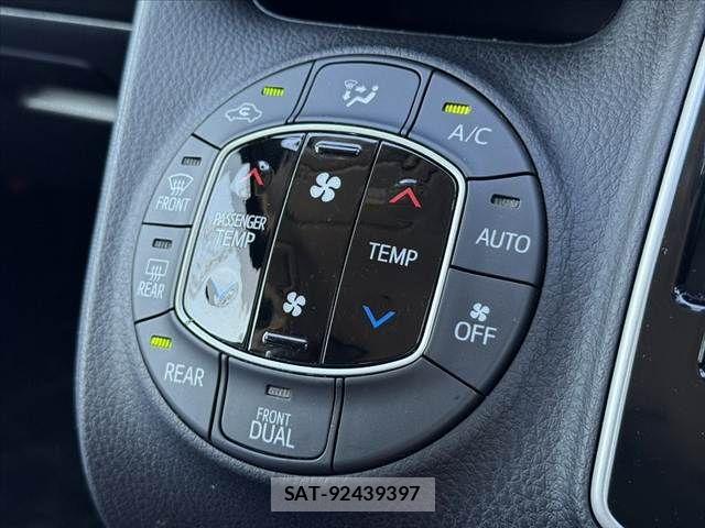 Toyota VOXY 2016-05 8247125-25