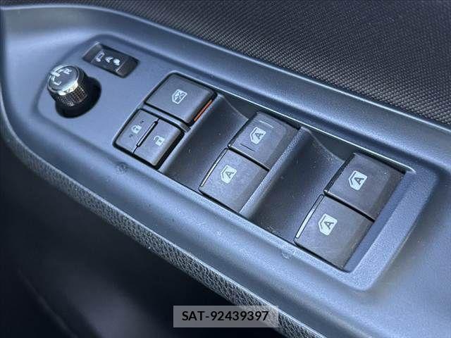 Toyota VOXY 2016-05 8247125-26