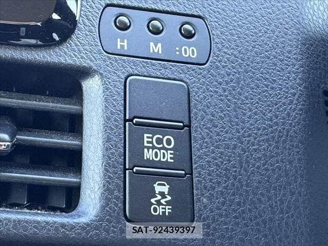 Toyota VOXY 2016-05 8247125-27