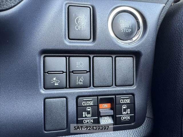 Toyota VOXY 2016-05 8247125-5