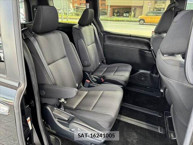 Toyota VOXY 2019-09 8247120-16
