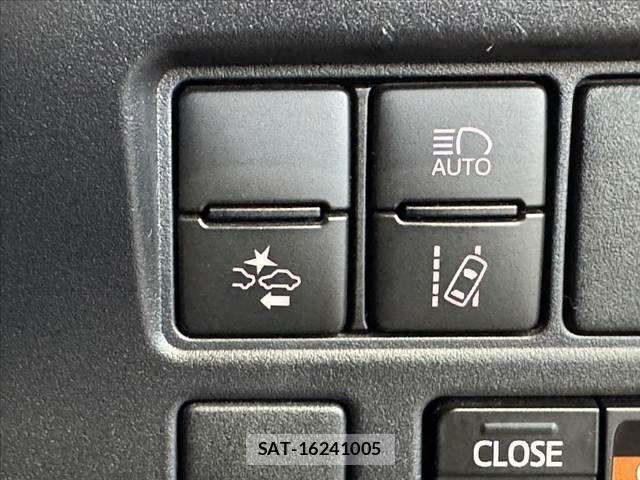 Toyota VOXY 2019-09 8247120-29