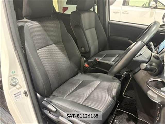Toyota VOXY 2018-03 8247123-12