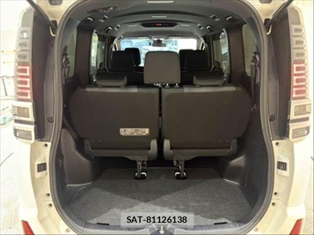 Toyota VOXY 2018-03 8247123-15