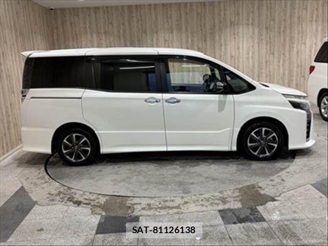 Toyota VOXY 2018-03 8247123-18