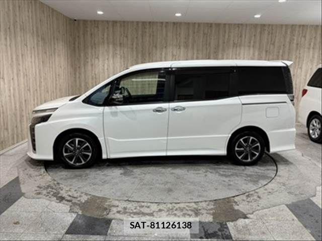Toyota VOXY 2018-03 8247123-22