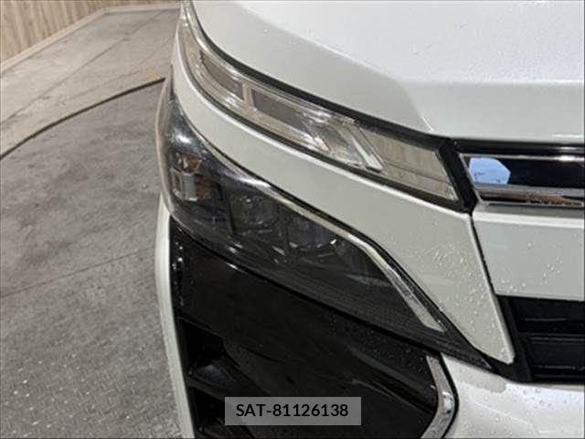 Toyota VOXY 2018-03 8247123-24