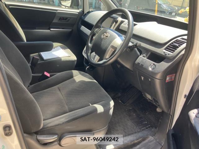 Toyota VOXY 2011-08 8247135-12