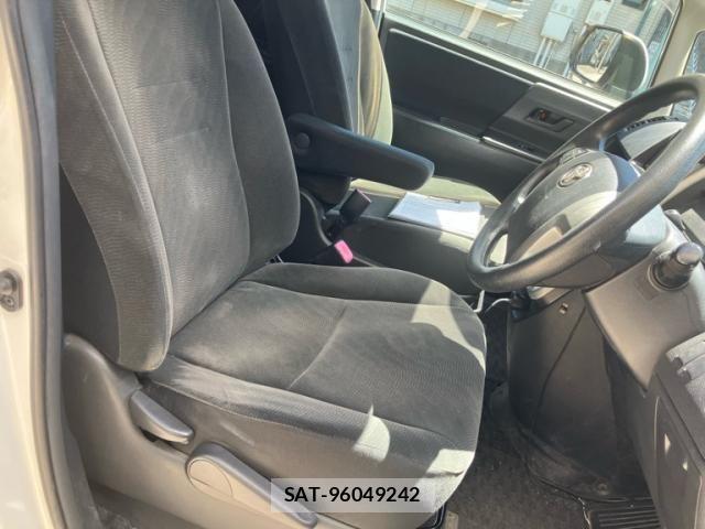 Toyota VOXY 2011-08 8247135-13