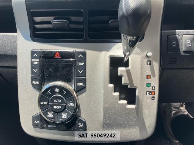 Toyota VOXY 2011-08 8247135-15