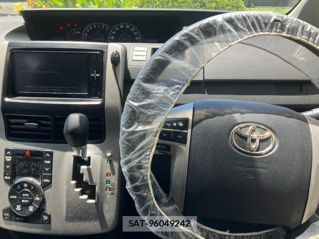 Toyota VOXY 2011-08 8247135-18