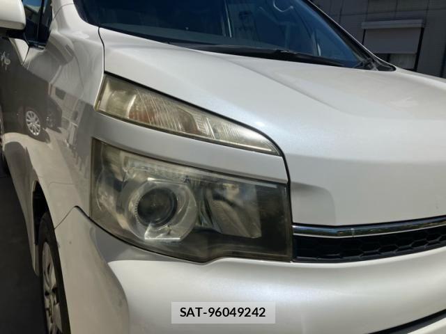 Toyota VOXY 2011-08 8247135-2