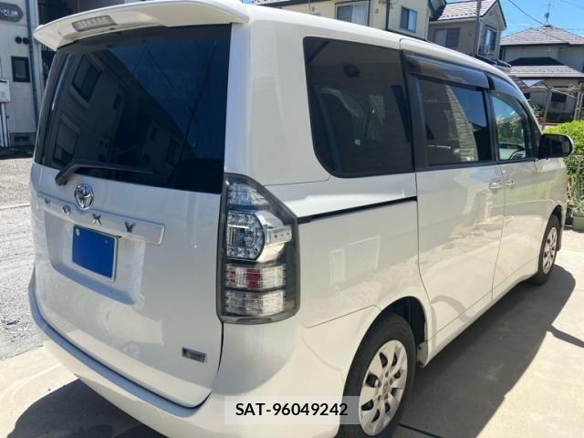 Toyota VOXY 2011-08 8247135-5