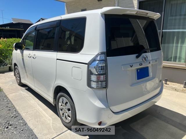Toyota VOXY 2011-08 8247135-6