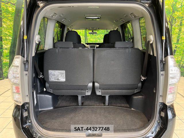 Toyota VOXY 2012-01 8247130-10