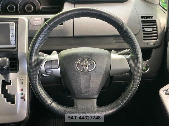Toyota VOXY 2012-01 8247130-11