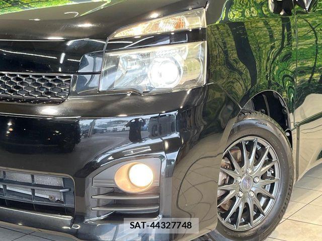 Toyota VOXY 2012-01 8247130-12