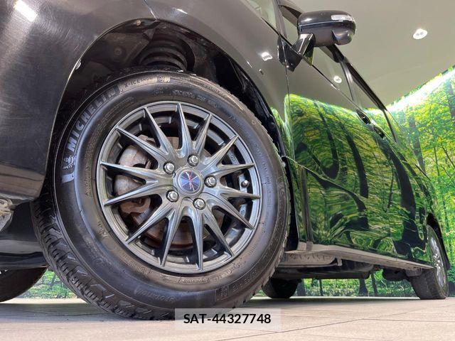 Toyota VOXY 2012-01 8247130-13