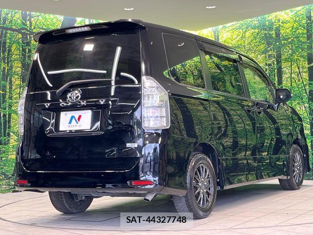 Toyota VOXY 2012-01 8247130-17