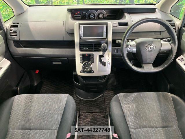 Toyota VOXY 2012-01 8247130-1