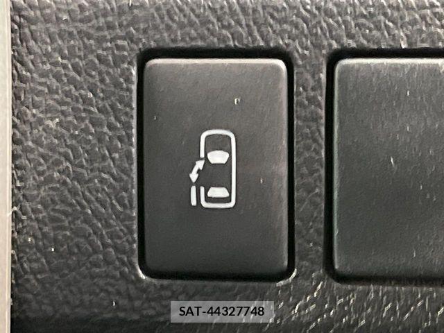 Toyota VOXY 2012-01 8247130-5
