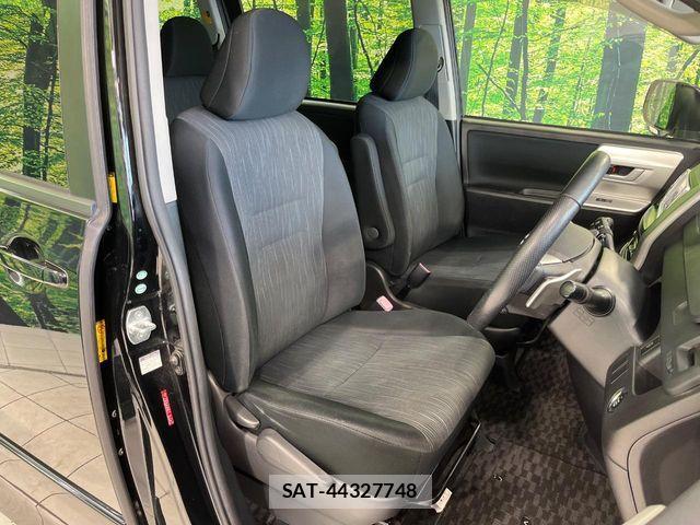 Toyota VOXY 2012-01 8247130-7