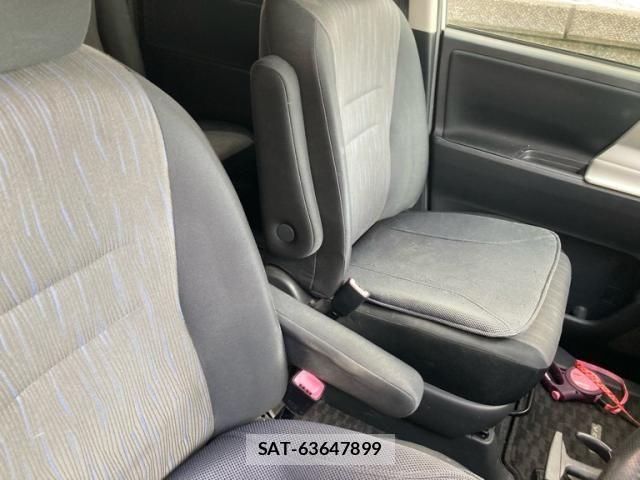 Toyota VOXY 2010-08 8247132-10