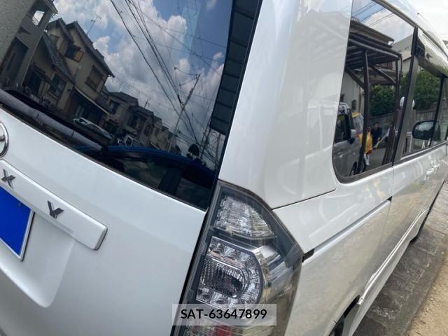 Toyota VOXY 2010-08 8247132-1