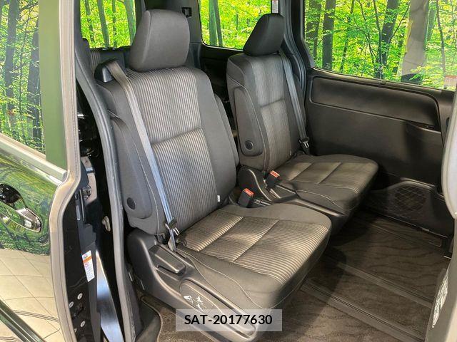 Toyota VOXY 2018-05 8247124-8
