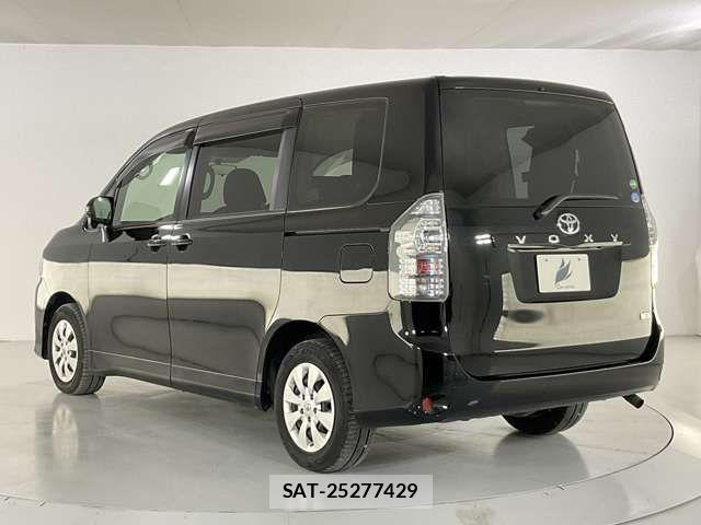 Toyota VOXY 2013-03 8247129-3