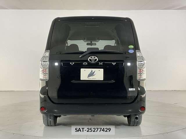 Toyota VOXY 2013-03 8247129-4