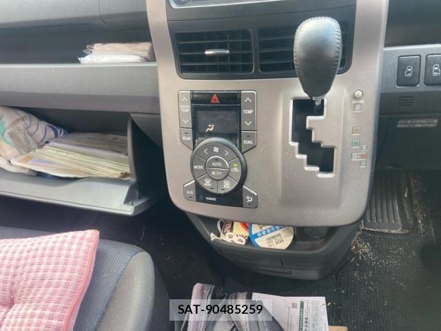Toyota VOXY 2010-05 8247134-15