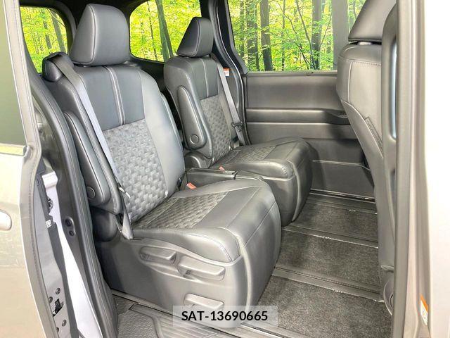Toyota VOXY 2026-04 8247103-8