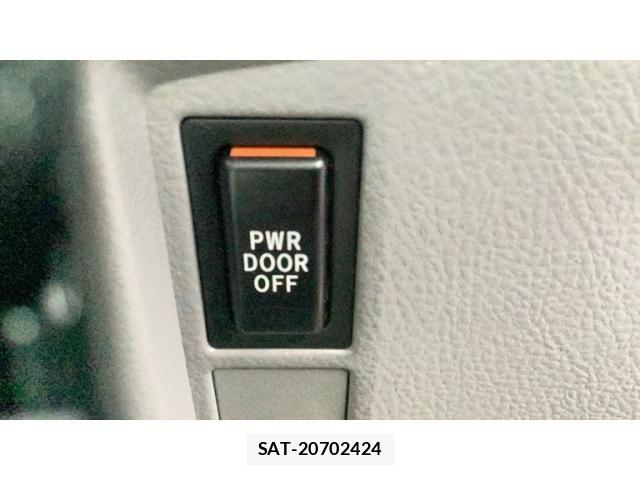 Toyota VOXY 2005-08 8247133-9
