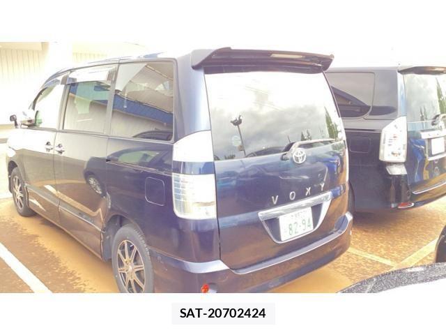 Toyota VOXY 2005-08 8247133-2