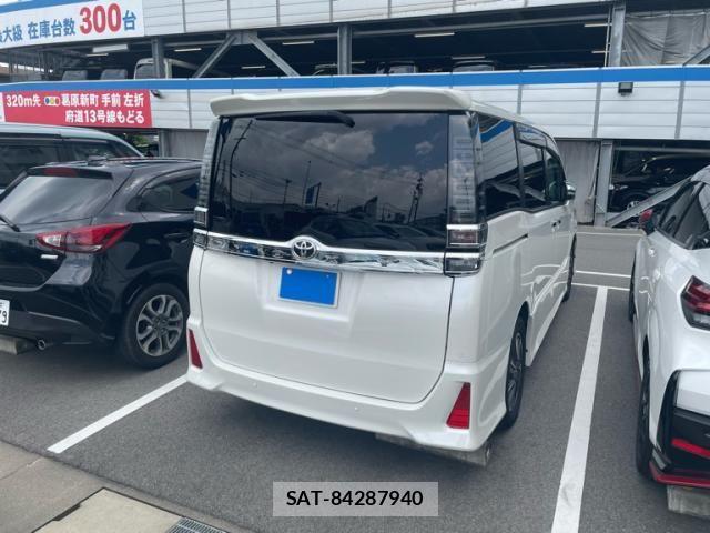 Toyota VOXY 2021-06 8247119-1