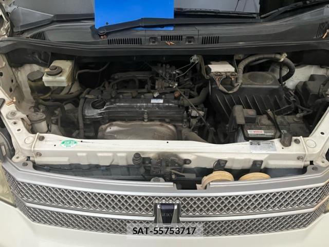 Toyota VOXY 2005-11 8247137-6