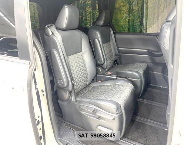 Toyota VOXY 2022-06 8247104-10