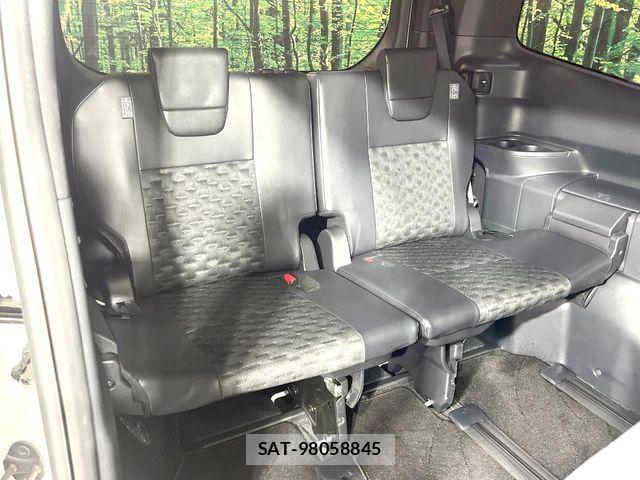 Toyota VOXY 2022-06 8247104-11