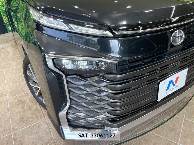 Toyota VOXY 2023-06 8247106-12