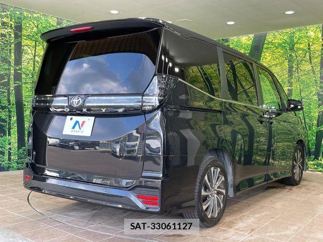 Toyota VOXY 2023-06 8247106-17