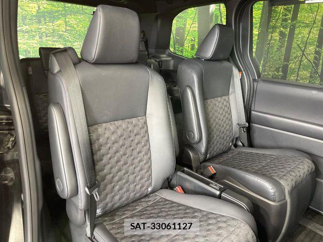 Toyota VOXY 2023-06 8247106-8