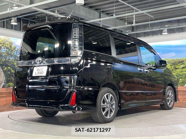 Toyota VOXY 2020-04 8247117-18