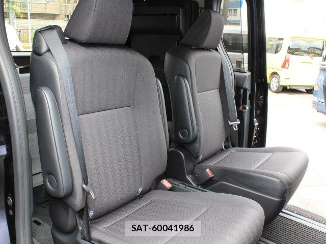 Toyota VOXY 2022-07 8247112-17