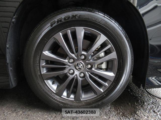 Toyota VOXY 2024-06 8317943-4